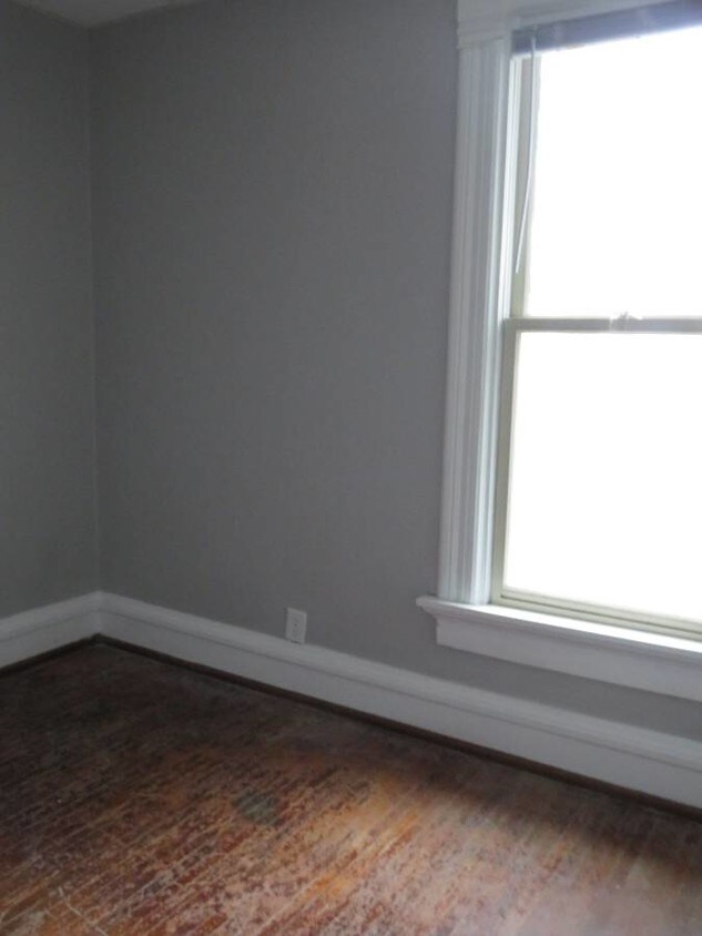 Primary Photo - 5 Bd 2bth home