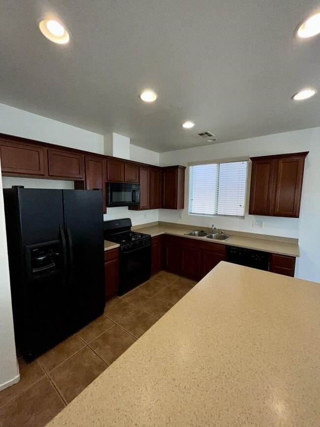 Foto del edificio - **COMING SOON 10/03/2025**4-Bedroom Home i...