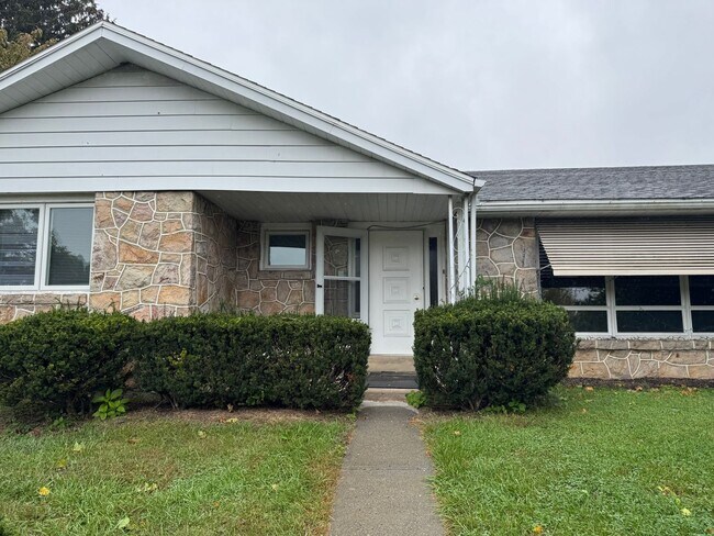 Building Photo - Stunning 3-bedroom, 3-bathroom single family home