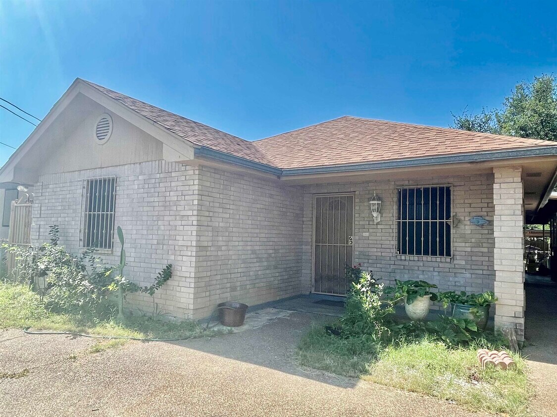 3003 Santa Clara St, Laredo, TX 78046