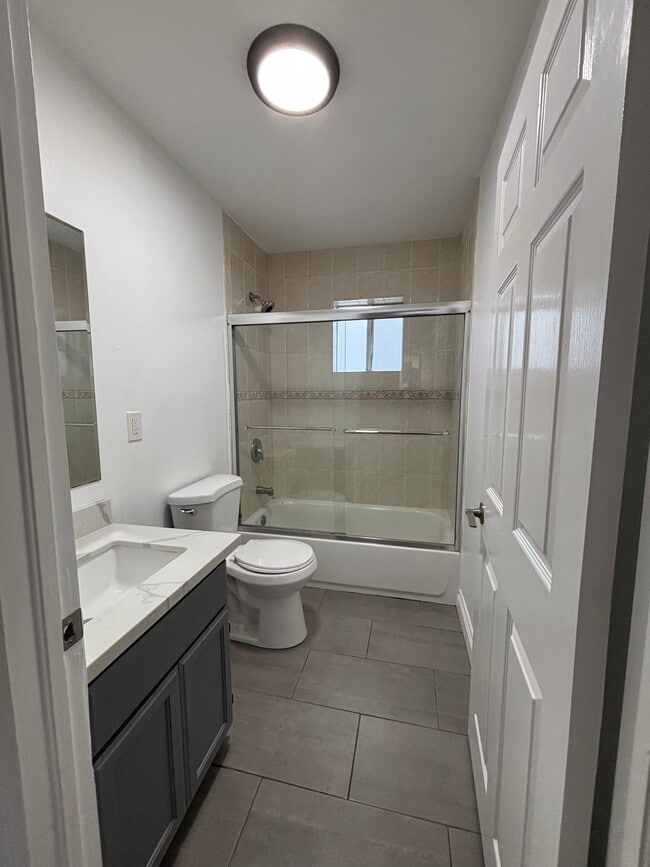 Foto del edificio - 2429 E 110th St