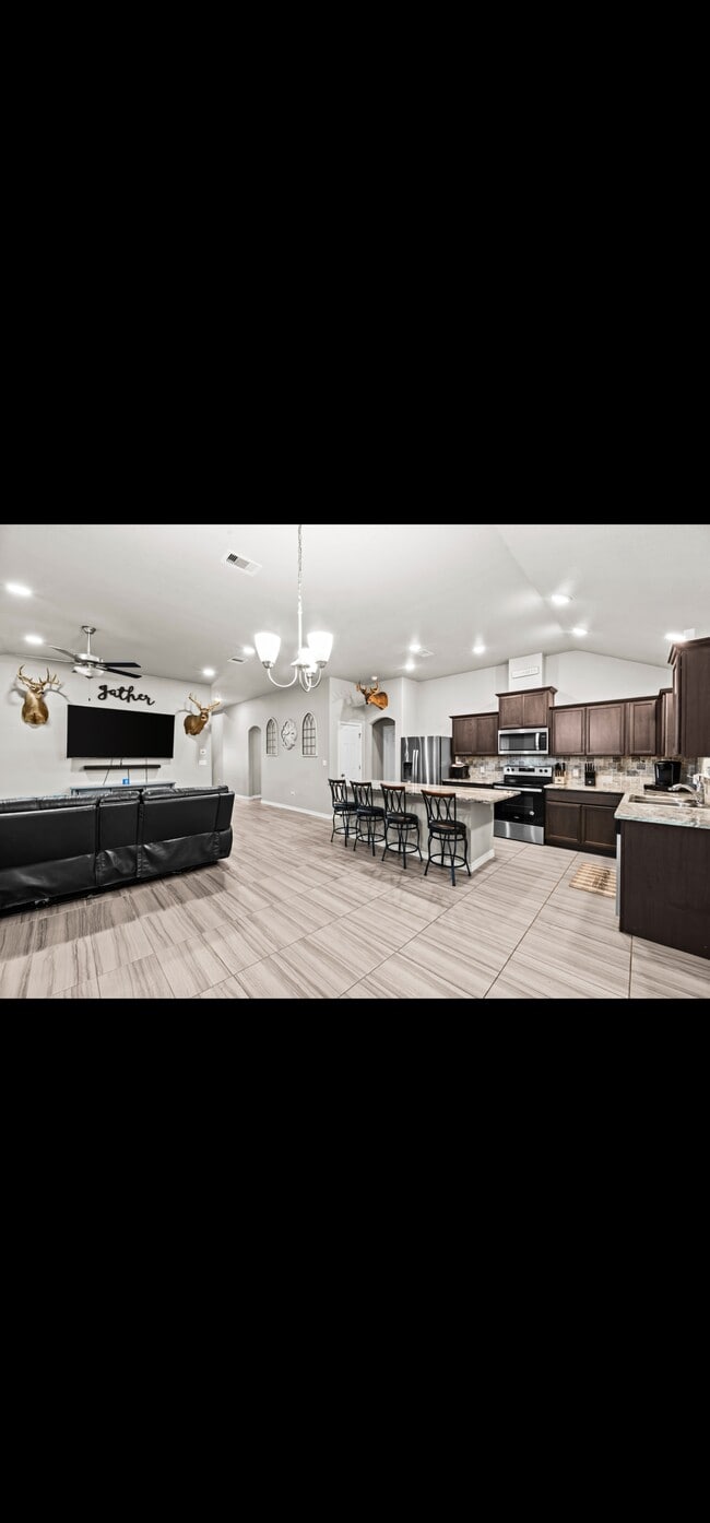 Building Photo - 9505 English Oak Dr