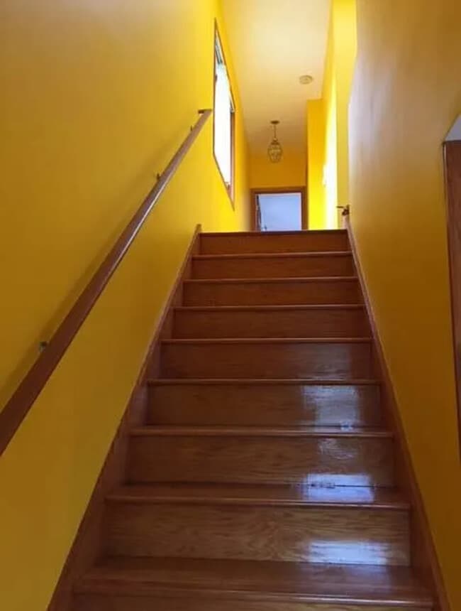 Building Photo - 1322 W 31st Pl