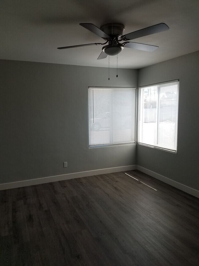 Foto del edificio - 2-Bed/1-Bath House w/Garage. Walking Distance to Beach