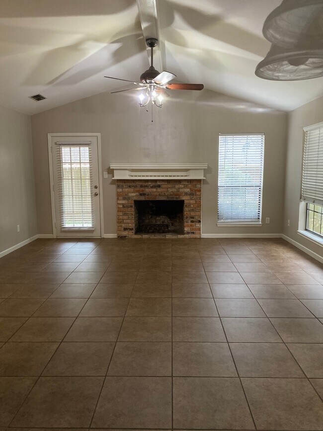 Foto del edificio - 3113 Clear Creek Dr