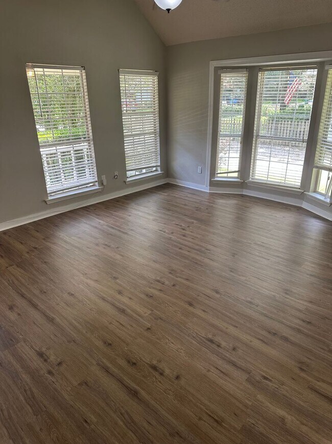 Foto del edificio - All New Flooring Throughout!