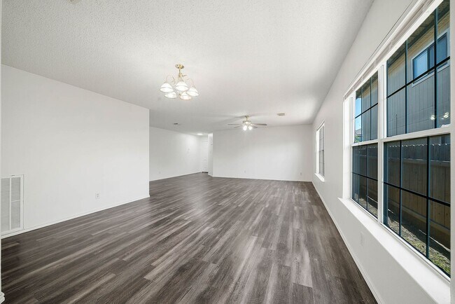 Foto del edificio - 3 Bedroom and 2 Bathroom located  in Brentfield Subdivision