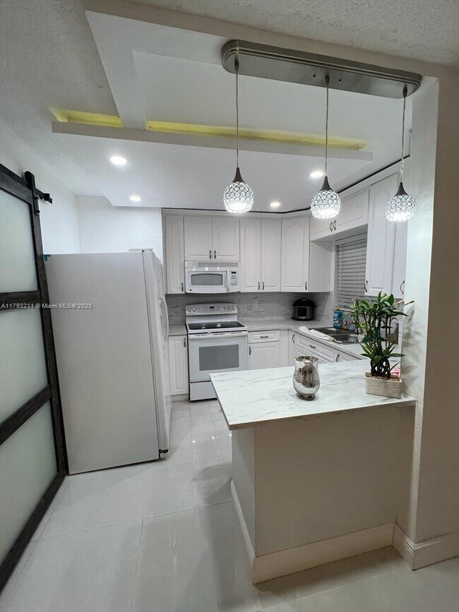 Foto del edificio - 7910 Taft St