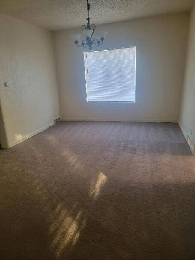 Building Photo - UPS Area 3 Bedroom