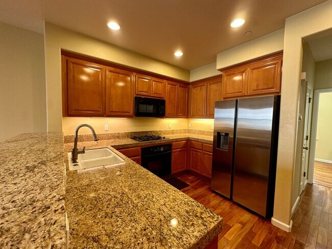 Foto del edificio - TOWNHOME WITH THOUGHTFUL UPGRADES | CALM SETTING