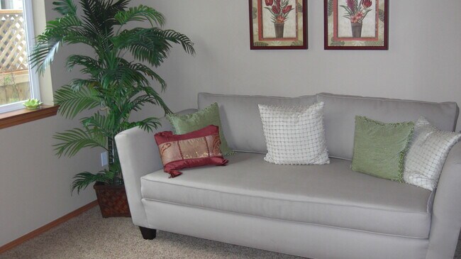 Building Photo - Duplex Condo Available for move in!