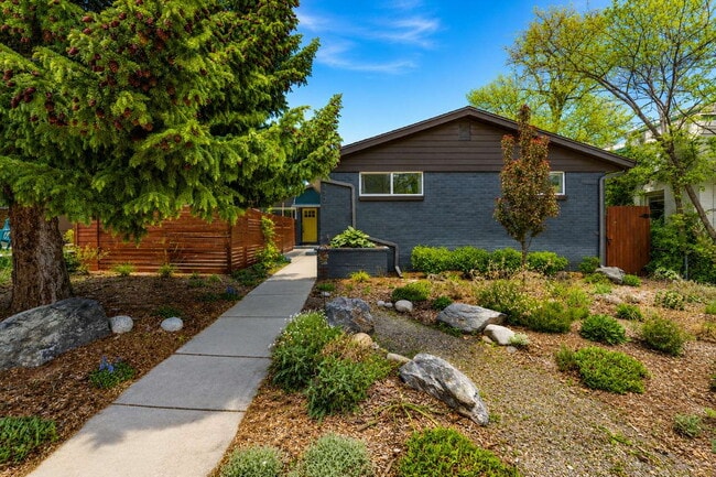 Photo - Beautiful 2-Bedroom Duplex with Granite Countertops & Hardwood Floors in the Heart of Denver! Apartment