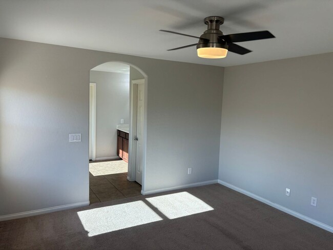 Building Photo - Gorgeous 3 bed 2.5 bath in Guard Gated com...