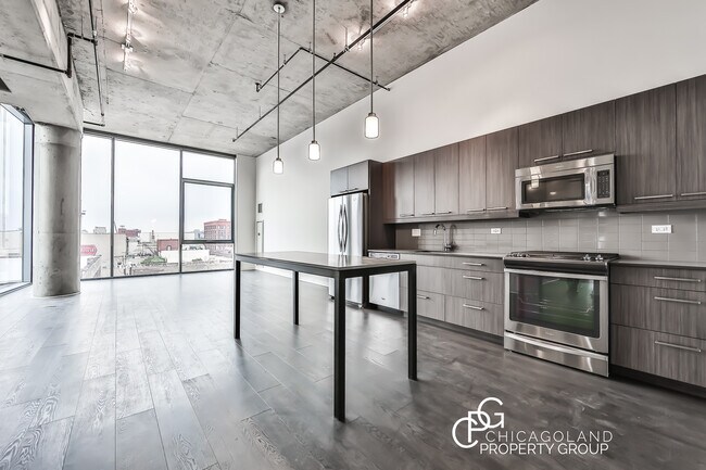 Building Photo - 730 Couch
