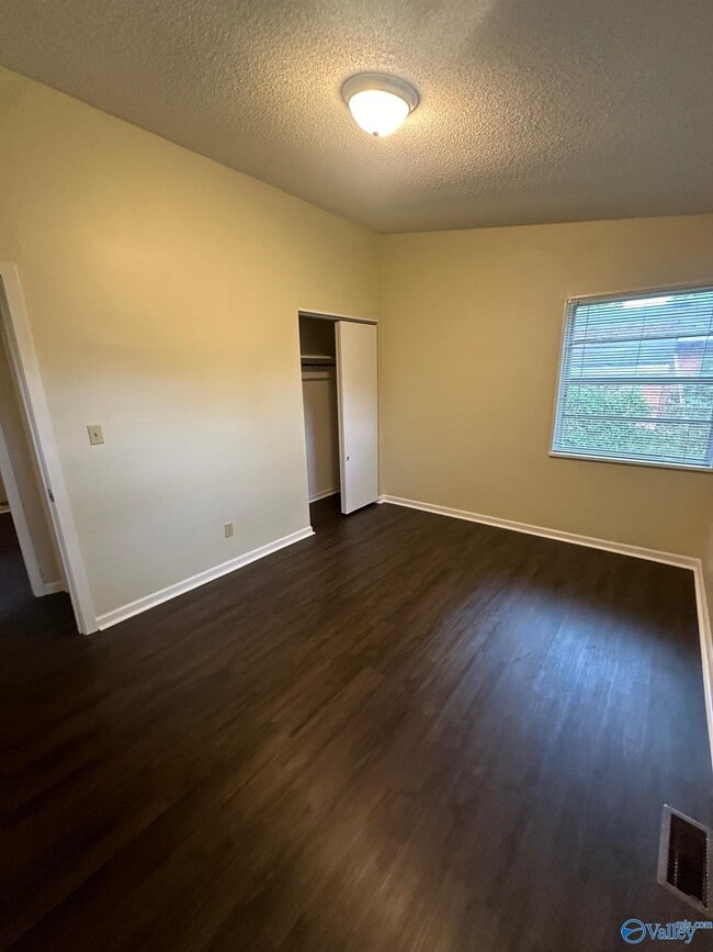 Building Photo - 2712 Holiday Dr SW