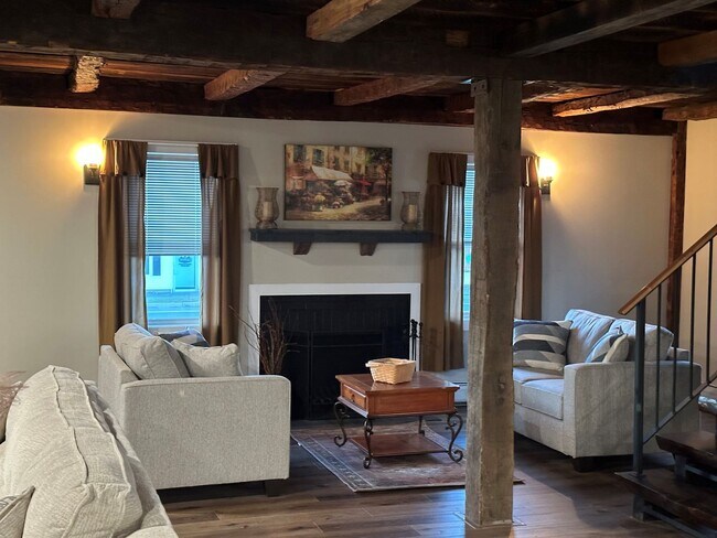Building Photo - ***Price Reduction - SINGLE FAMILY Home Fo...