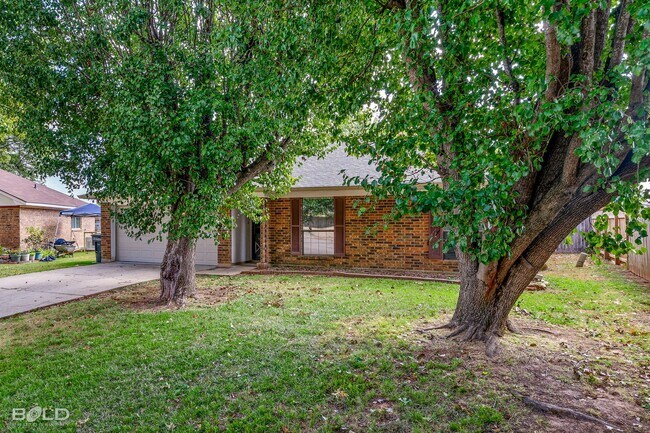 Foto del edificio - Check Out This 3 Bedroom 2 Bath Close to B...