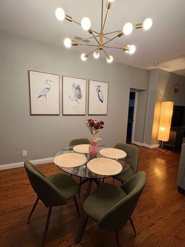 Área de comedor: las luces son regulables. - 1925 Auburn Ave