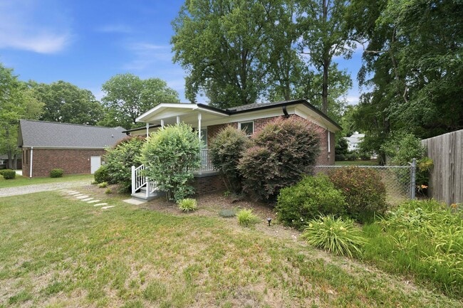 Foto del edificio - Beautifully Updated 3BR Home in an Established Burlington Neighborhood