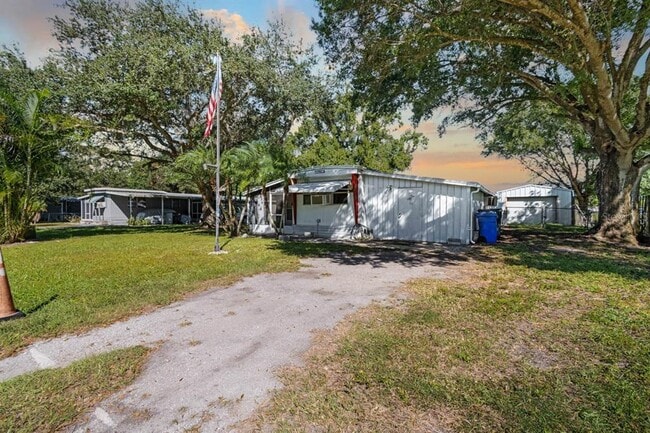 Foto del edificio - 105 Domino Dr N