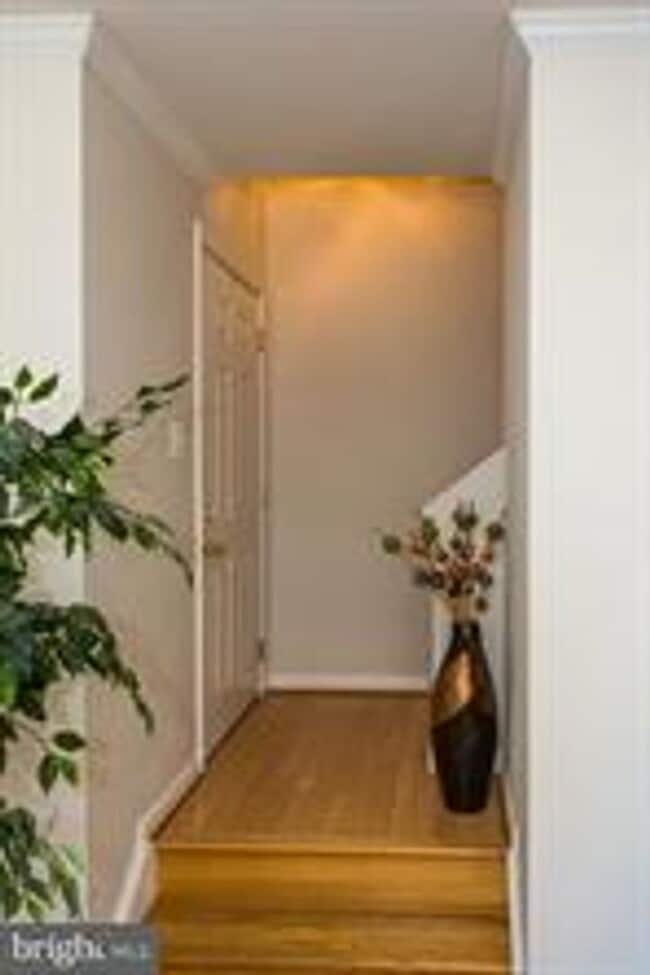 Foto del edificio - COMING SOON! June 1st - Beautiful Townhouse with 3rd Floor Master Suite!