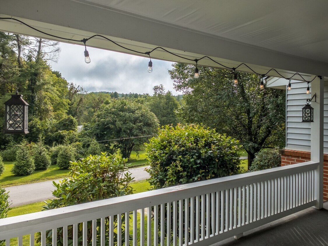 Foto principal - Beautiful Three-Bedroom with Fenced Yard i...