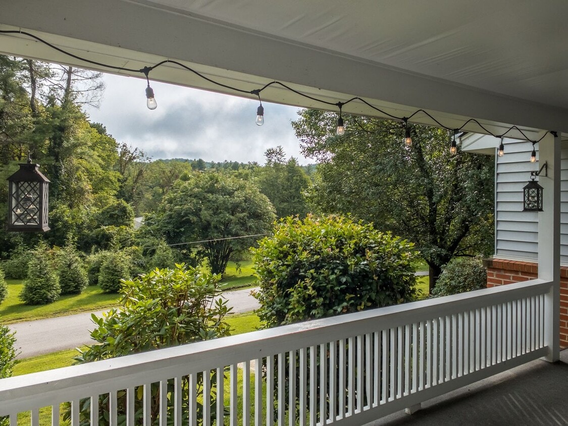 Primary Photo - Beautiful Three-Bedroom with Fenced Yard i...