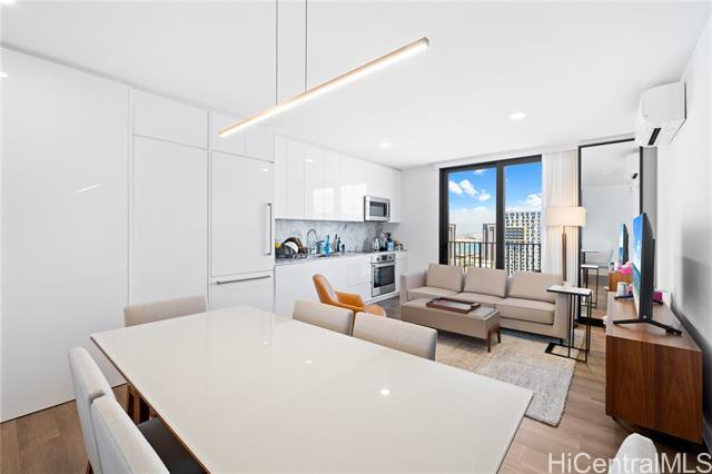 Building Photo - 987 Queen St