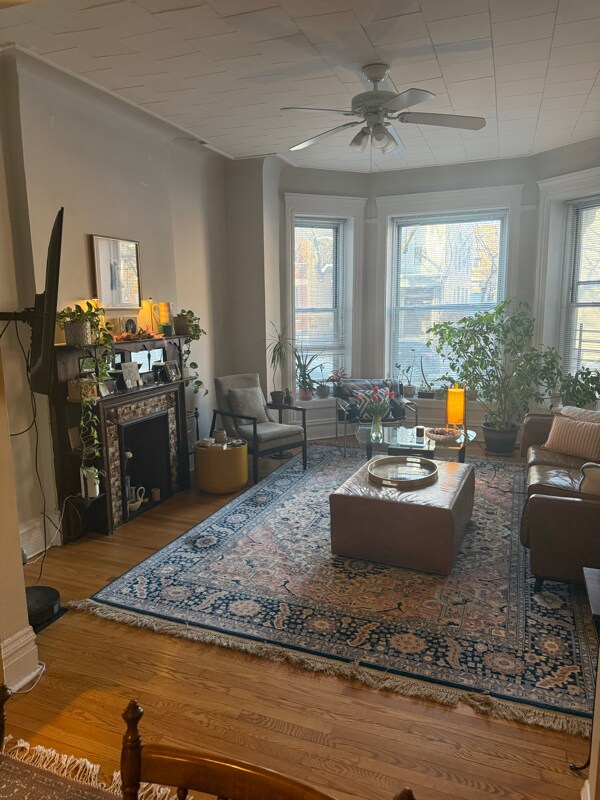 Foto del edificio - 2057 N Sheffield Ave