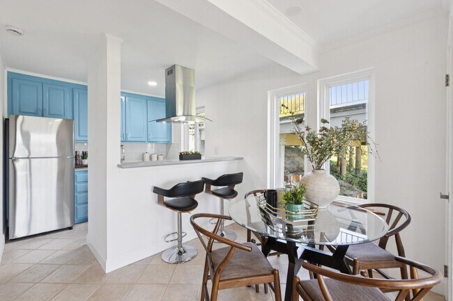 Foto del edificio - 2 Bedroom, 2 bathroom condo available with spectacular views of Richardson Bay!