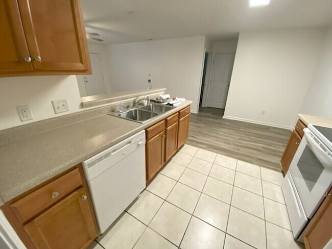 Foto del edificio - 2 bedroom 2 bath condo located close to beaches, shopping and restaurants