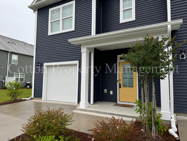 Building Photo - Beautiful, 3BR/2.5BA Townhouse off Gordon ...