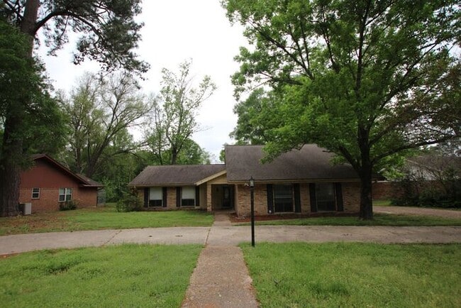 Building Photo - Charming 4-Bedroom Home with Mother-in-Law...