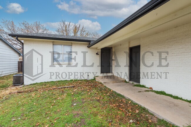 Foto del edificio - 8710 Lakeland Cir