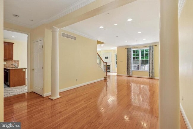 Building Photo - 821 Creekview Dr