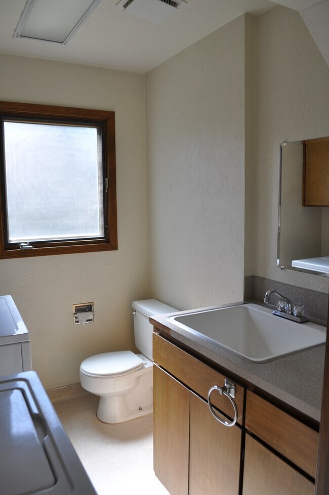Building Photo - CLOSE TO OSU - 3 bed 1.5 bath duplex, with...