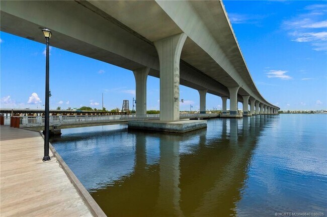 Foto del edificio - 3676 NE Skyline Dr