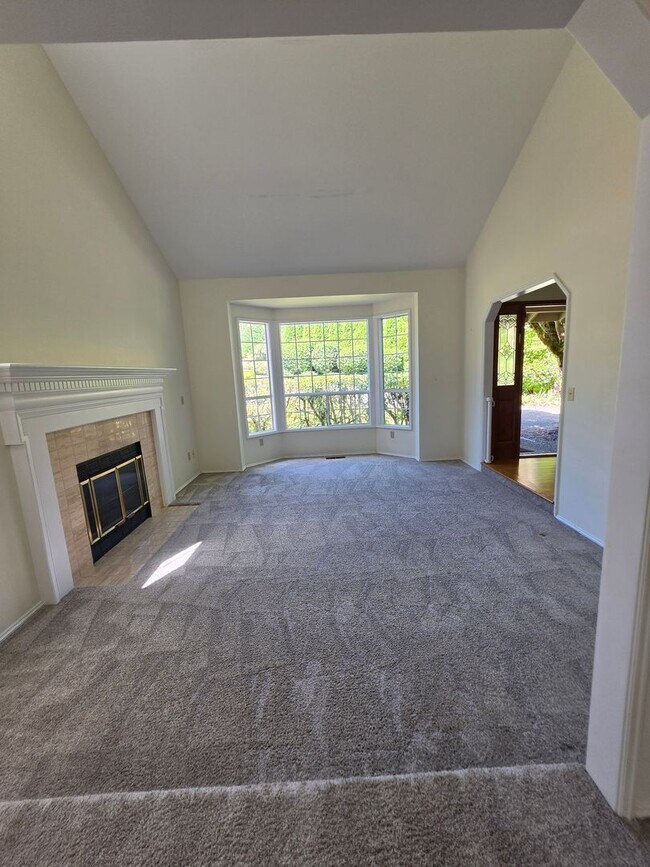 Building Photo - Lovely 4 bedroom Somerset Home in Private Wooded Setting