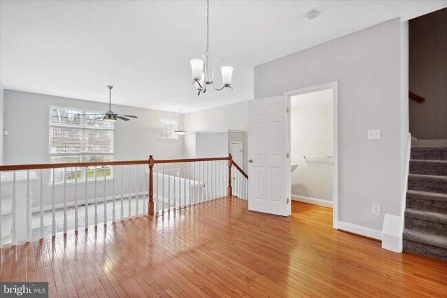 Foto del edificio - 421 W 5th Ave