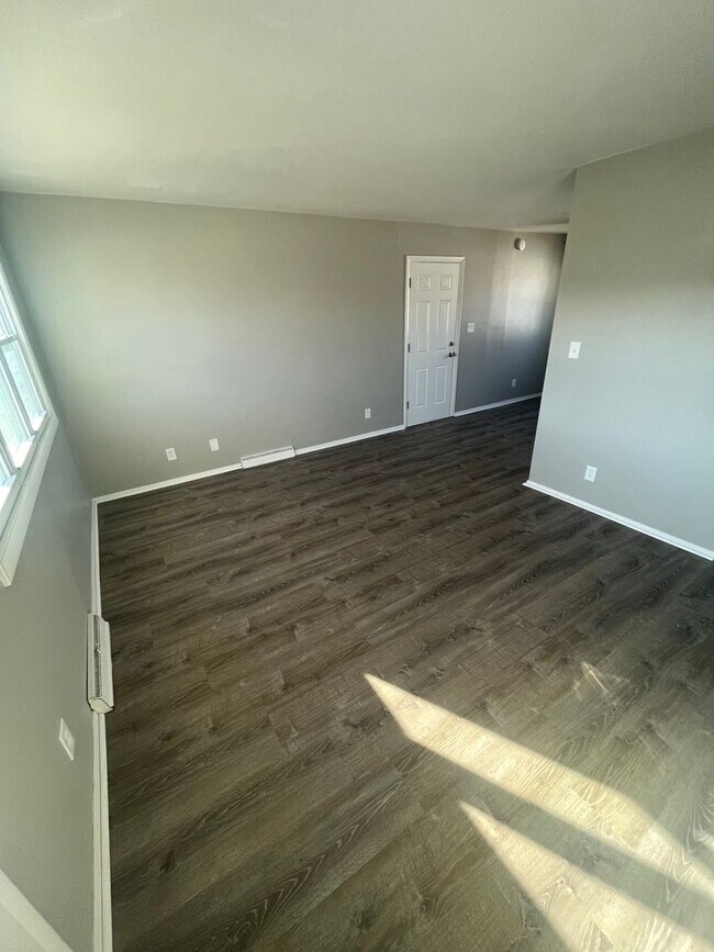 Building Photo - Remodeled 3 bedroom home Davenport IA