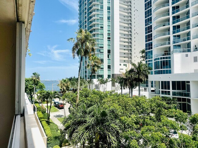 Foto del edificio - 555 NE 30th St