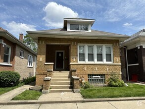 Building Photo - 8025 S Laflin St