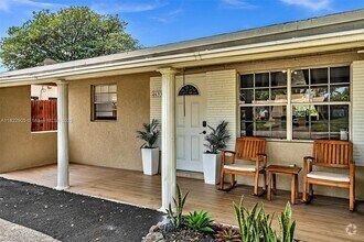 Building Photo - 4633 SW 28th Ave