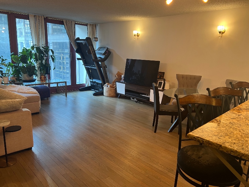 Photo - 200 N Dearborn St (Chicago, IL)