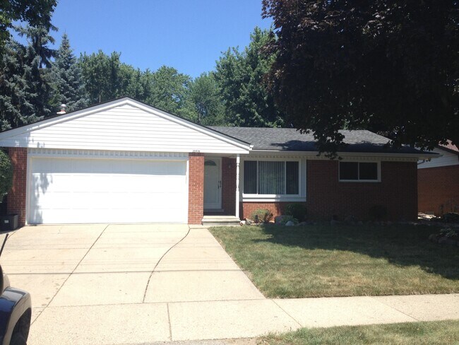 Building Photo - BEAUTIFUL, SPACIOUS 3 BDRM 1.5 BATH RANCH ...