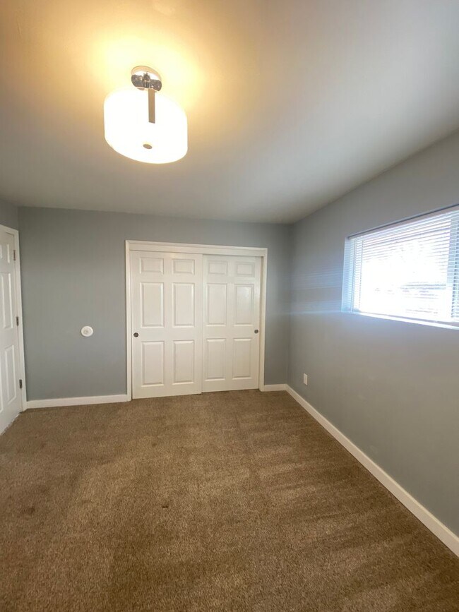 Building Photo - Modern 2 bed 1 bath Duplex