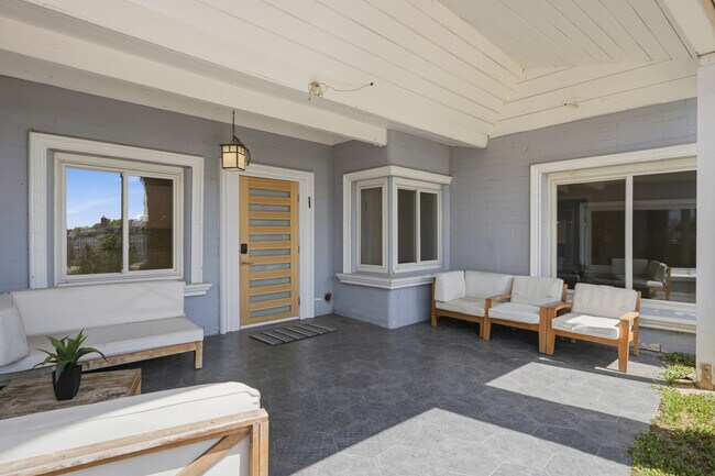 Foto del edificio - 8647 Corbin Ave