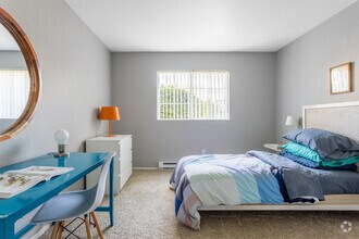 2BR, 1BA - 930SF - Portola Bridge Creek