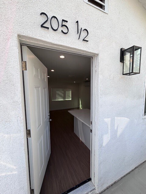 Building Photo - 205 1/2 W Colden Ave