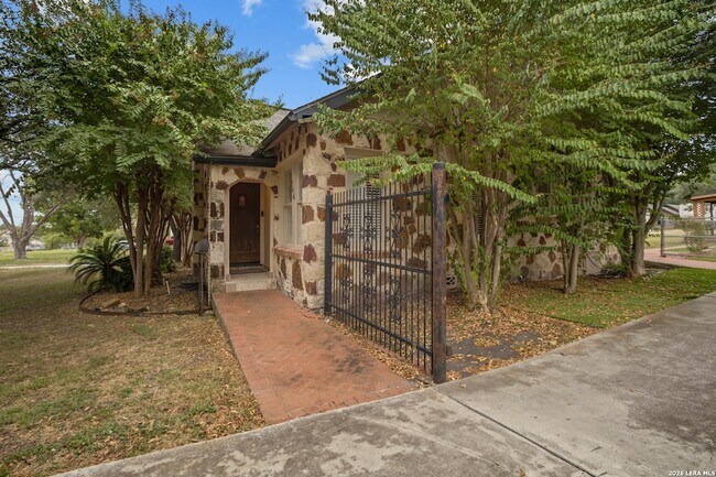Foto del edificio - 144 Greenlawn Dr